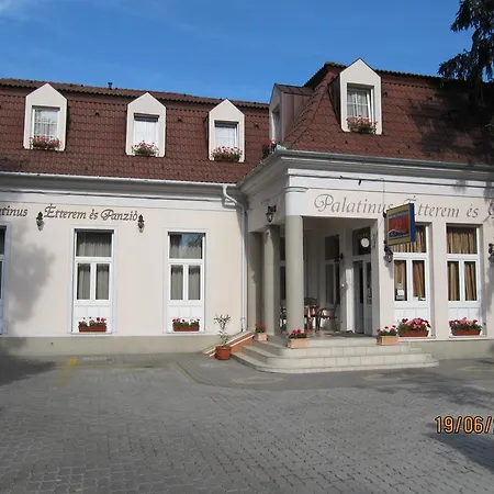 Aparthotel Goecsej Palatinus Etterem Es Panzio *