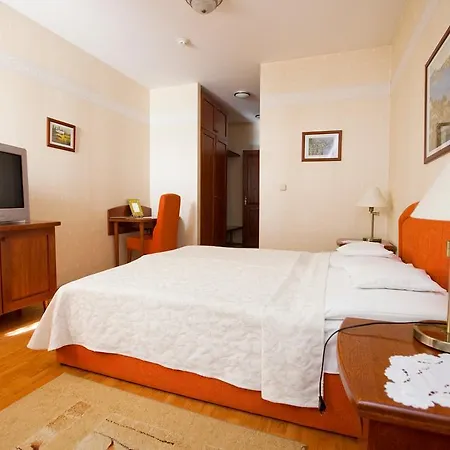 Goecsej Palatinus Etterem Es Panzio Aparthotel