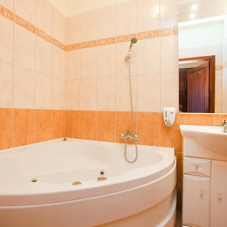 Goecsej Palatinus Etterem Es Panzio Aparthotel