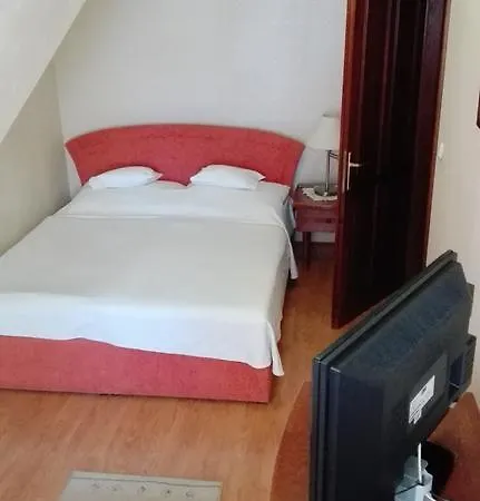Goecsej Palatinus Etterem Es Panzio Aparthotel